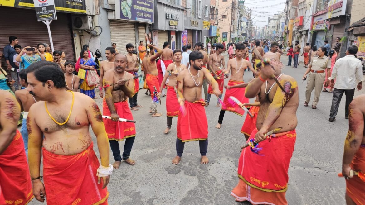 கோவையில் சௌடேஸ்வரி அம்மன் கோயிலில் கத்தி போடும் திருவிழா