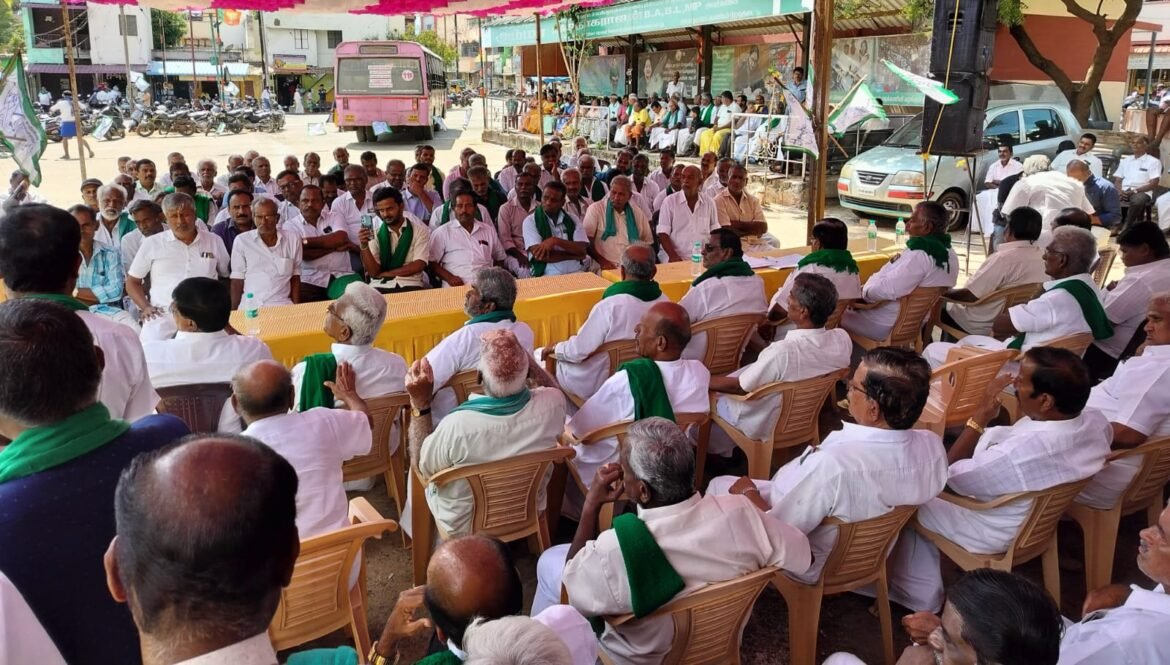 விவசாய நிலங்களை சேதப்படுத்தும் வன விலங்குகளை தடுக்கக் கோரி விவசாயிகள் ஆர்ப்பாட்டம்