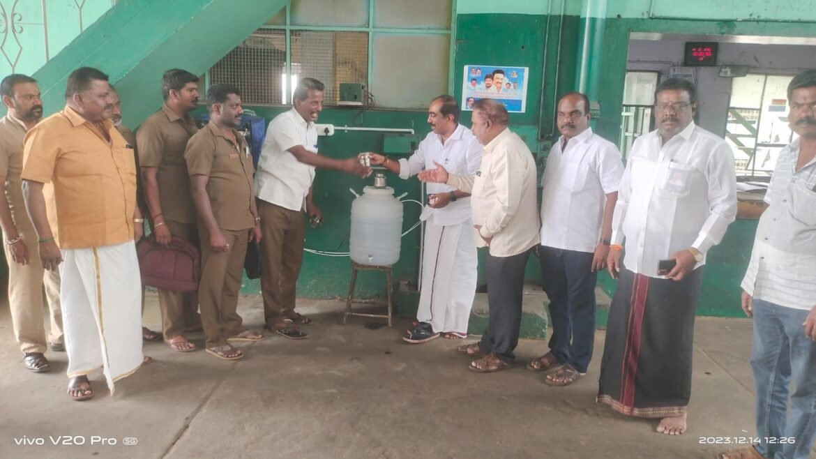​பொள்ளாச்சி கிளை 1 போக்குவரத்து அலுவலகத்துக்கு தண்ணீர் சுத்தப்படுத்தும் கருவி வழங்கிய பொள்ளாச்சி திமுக செயலாளர்