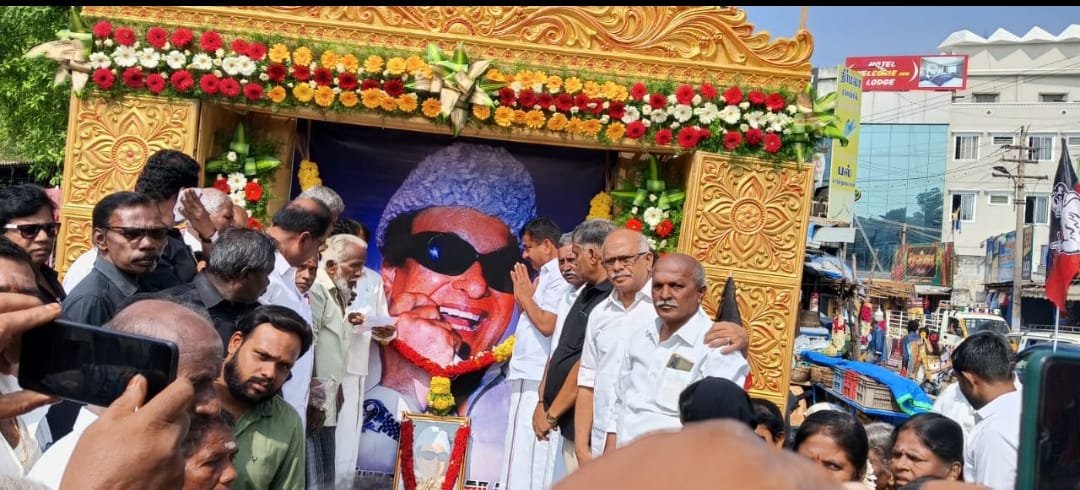 எம்.ஜி.ஆரின் நினைவு நாளை முன்னிட்டு அவரது திருவுருவ படத்துக்கு மாலை அணிவித்து எம்.எல்.ஏ. பி.ஆர்.ஜி. அருண்குமார்