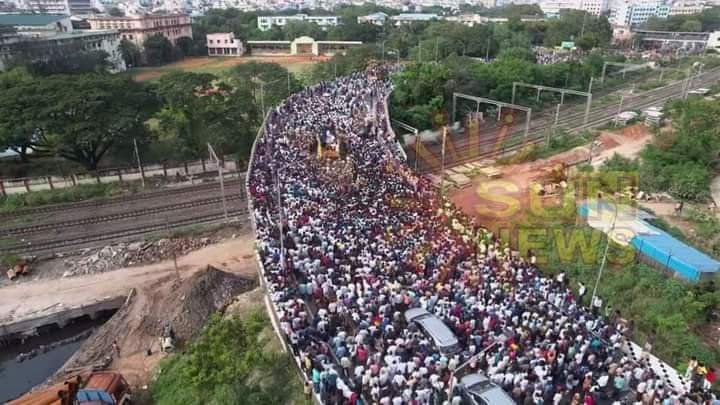 72 குண்டுகள் முழங்க முழு அரசு மரியாதையுடன் தேமுதிக தலைவர் விஜயகாந்த் உடல் நல்லடக்கம்