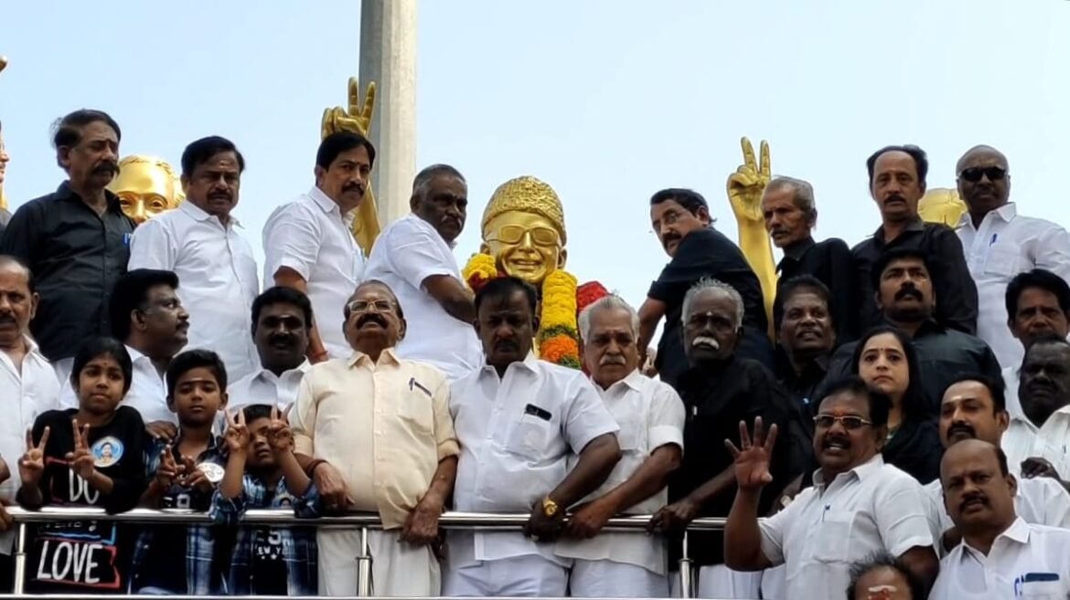 எம்.ஜி.ஆர்  36ம் ஆண்டு நினைவு தினம் – அவரது சிலைக்கு மரியாதை செலுத்திய அதிமுகவினர்