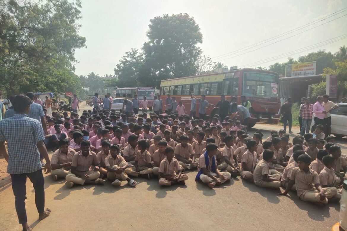 போக்சோவில் சிறையில் உள்ள ஆசிரியரை விடுவிக்க கோரி மாணவர்கள் சாலை மறியல்