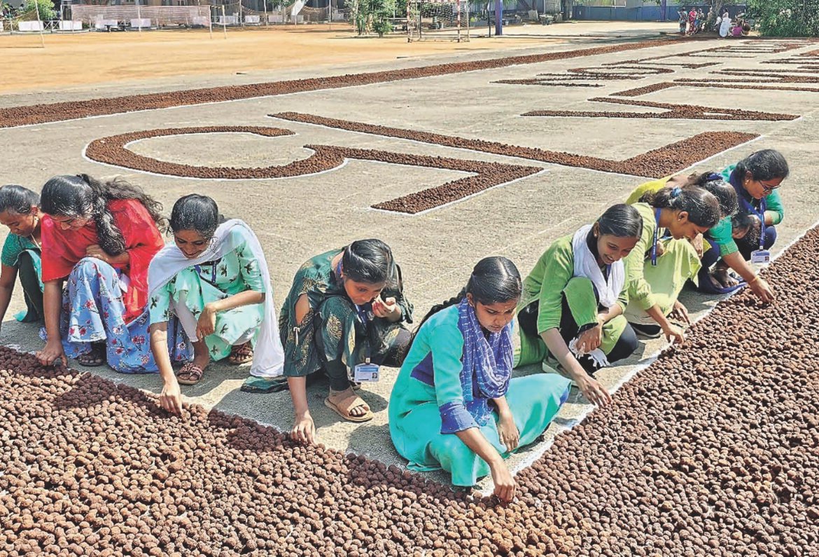 ஒரு மில்லியன் விதை பந்துகள் தயாரித்து  கோவை கல்லூரி மாணவிகள் சாதனை