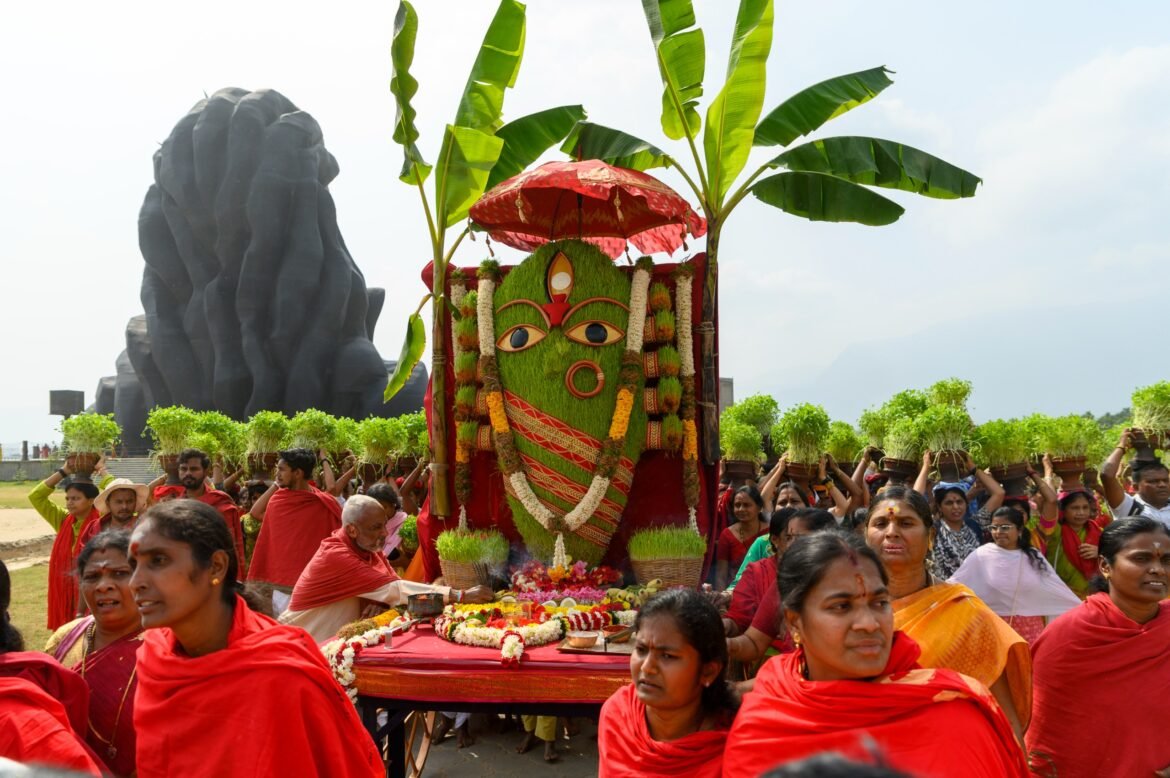 தைப்பூசத்தை முன்னிட்டு லிங்கபைரவிக்கு முளைப்பாரி அர்ப்பணம்- நூற்றுக்கணக்கான பெண்கள் பாத யாத்திரை