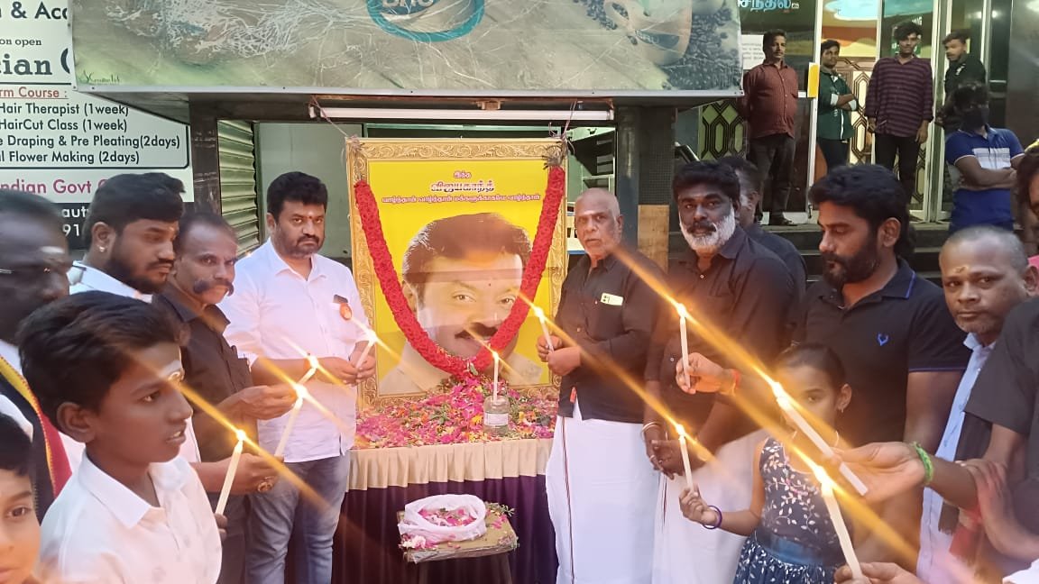 விஜயகாந்த் நடித்த பேரரசு படத்தை பார்க்க டிக்கெட் வழங்கிய கோவை தேமுதிகவினர்