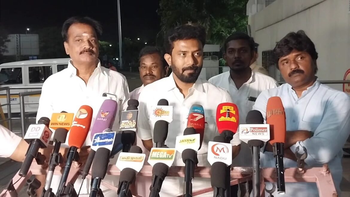 எய்ம்ஸ் பணிகள் விரைவில் துவங்க மத்திய அமைச்சரை சந்தித்து வலியுறுத்துவேன்- மதுரை விமான நிலையத்தில் தேனி எம்பி ஓ.பி.ரவீந்திரநாத் பேட்டி
