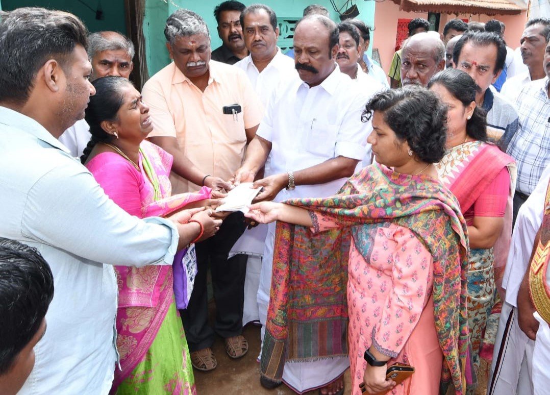 ஜல்லிக்கட்டு அருகே நடந்த விபத்தில் காயமடைந்து இறந்த இருவர் குடும்பங்களுக்கு, நிவாரணம்