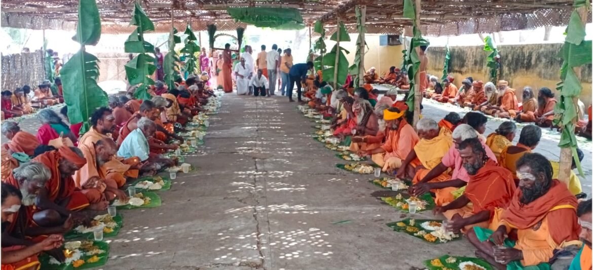 பாலமேடு பேரூராட்சி முன்னாள் சேர்மன் கஜேந்திரன் இல்லத்தில் அன்னதானம்
