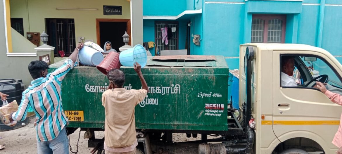 கோவையில் குப்பை வண்டி ஓட்டிய கவுன்சிலர்