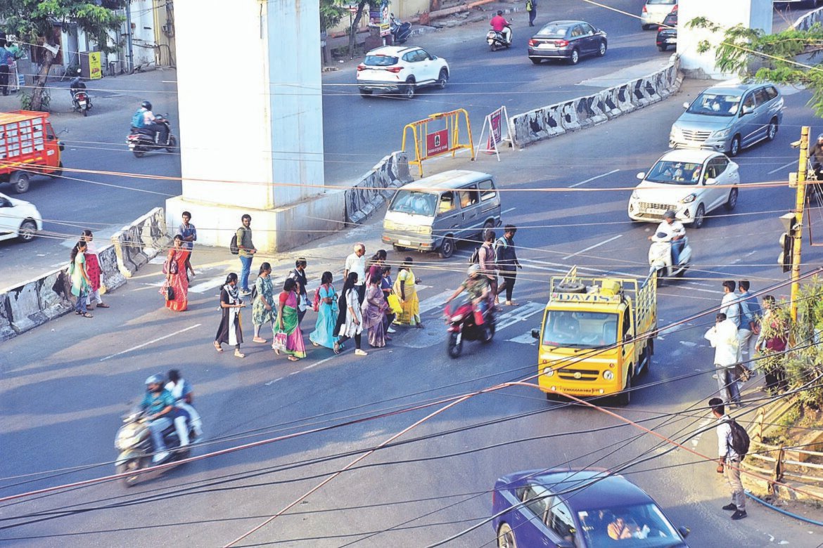 கோவை லட்சுமி மில்ஸ் சிக்னல் உயிர் பயத்துடன் பாத சாரிகள்