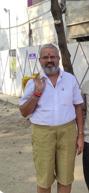 50 வயதில் மீண்டும் பள்ளி சீருடையில் வந்த மாணவன்