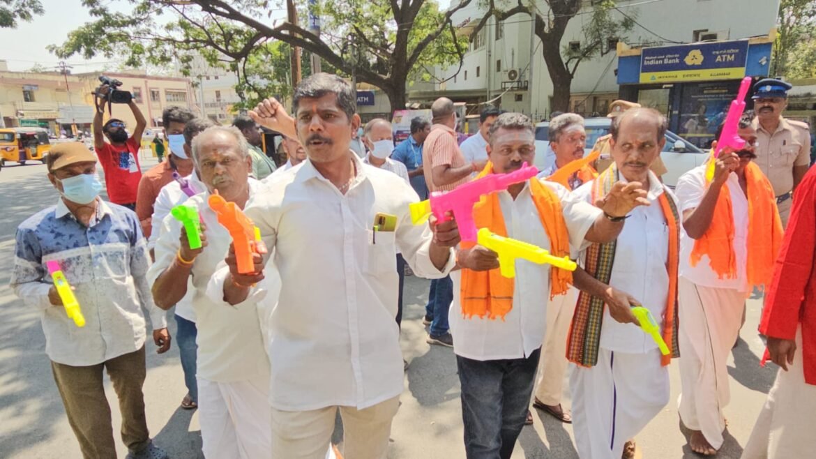 கலர் துப்பாக்கியுடன் மாவட்ட ஆட்சியர் அலுவலகம் வந்த ஹிந்துஸ்தான் மக்கள் சேவா இயக்கத்தினர்
