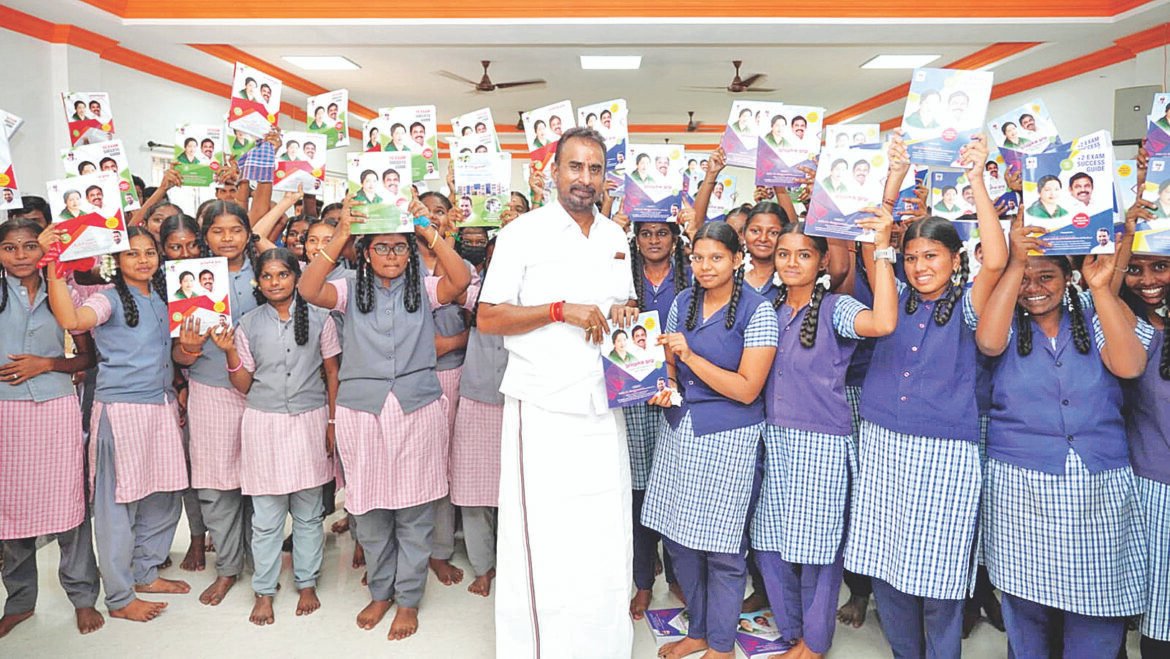 ஜெயலலிதா பிறந்தநாளை முன்னிட்டு 10, 12ம் வகுப்பு மாணவ, மாணவியருக்கு இலவச வினா வங்கி புத்தகம் முன்னாள் அமைச்சர் எஸ்.பி.வேலுமணி வழங்கினார்