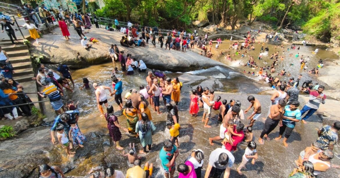 கோடை விடுமுறையொட்டி கோவை குற்றாலத்திற்கு படையெடுத்த மக்கள்