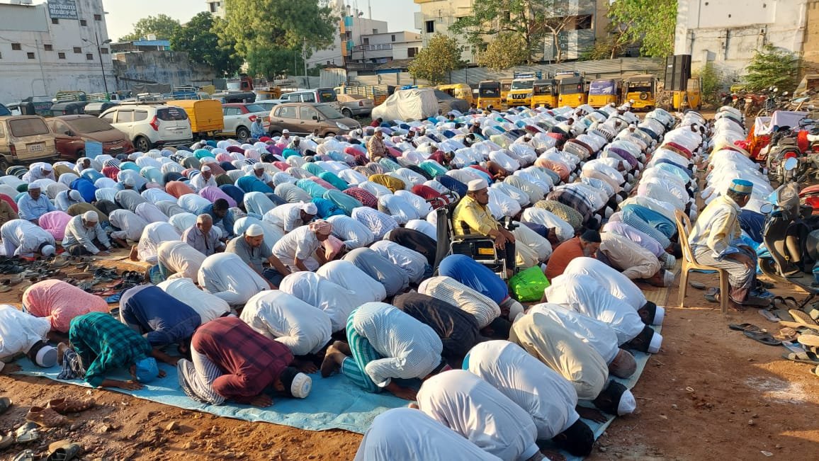 மழை வேண்டி சிறப்பு தொழுகை நடத்திய  இஸ்லாமியர்கள்