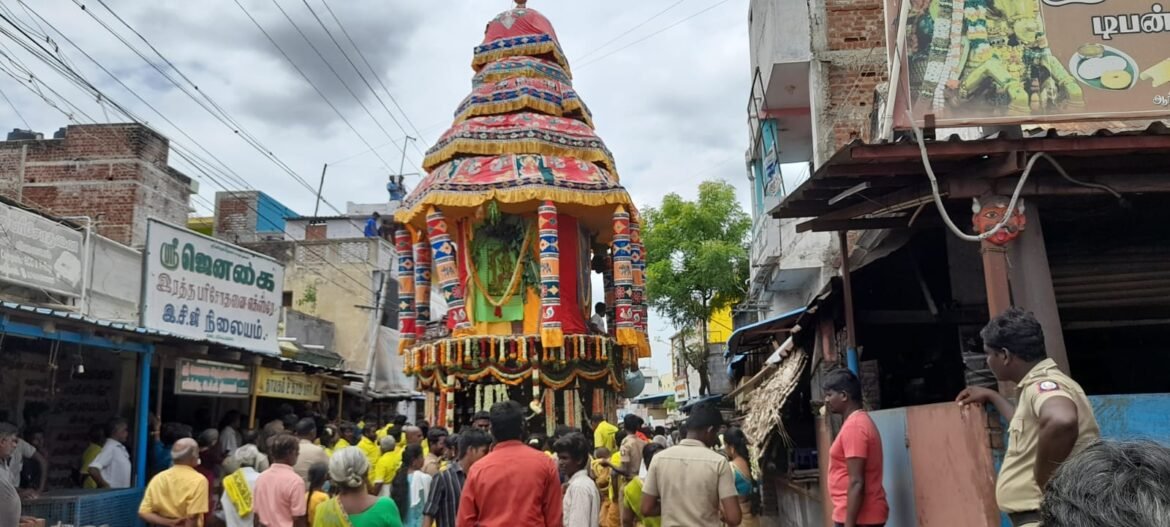 சோழவந்தான் ஜெனகை மாரியம்மன் கோவில் தேர் வருவதில் பல மணி நேரம் தாமதம் பக்தர்கள் வேதனை