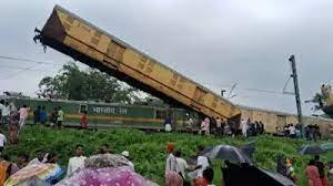 மேற்கு வங்க மாநிலத்தில் பயணிகள் ரயில் மீது சரக்கு ரயில் மோதியதில் 15 பேர் பலி