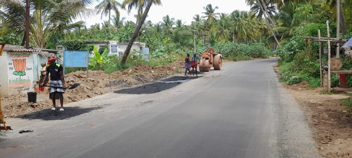 பத்திரிக்கையில் செய்தி வந்ததன் எதிரொலியாக சேதமடைந்த புதிய தார் சாலையை சரி செய்த அதிகாரிகள்