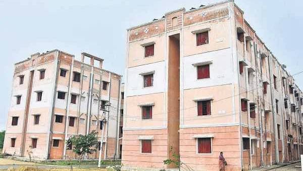 குடியிருப்புகள் கட்டித்தர தூய்மை பணியாளர்கள் கோரிக்கை -கோவை மாநகராட்சி அலுவலகத்தில் தரையில் அமர்ந்து போராட்டம் !……