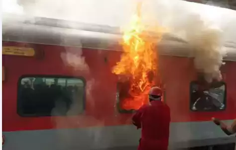 சட்டீஸ்கர் மாநிலத்தில் திகுதிகு வென தீப்பற்றி எரிந்த ரயில் பெட்டிகள்… அலறி அடித்து ஓட்டம் பிடித்த பயணிகள்!