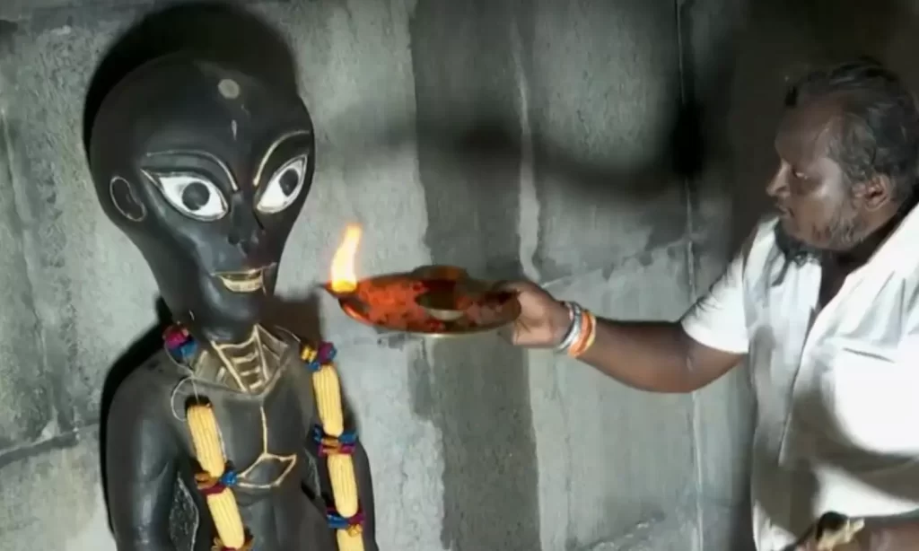 வேற்று கிரக வாசிக்கு சேலத்தில் கோவில்…..