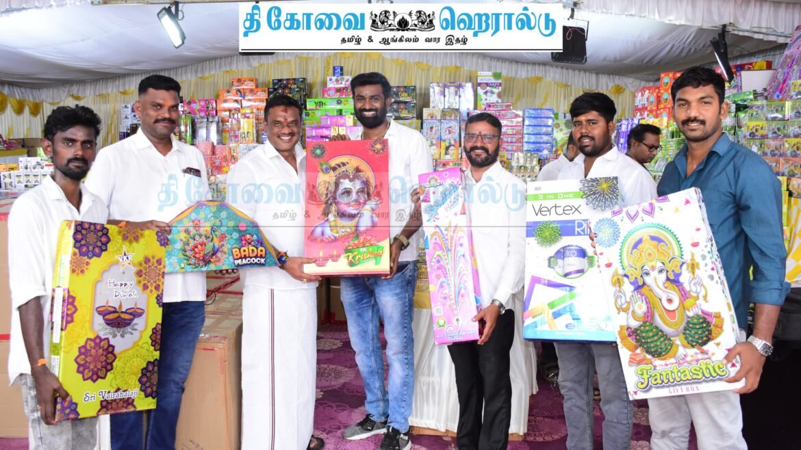“சக்சஸ் கிராக்கர்ஸ்” பட்டாசு கடையில் 2500க்கு மேல் பட்டாசு வாங்குபவர்களுக்கு குழுக்கள் முறையில் முதல் பரிசு பைக்
