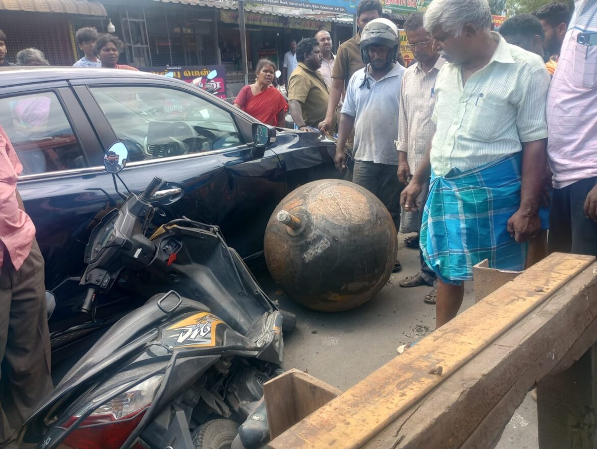 நடுரோட்டில் கார் மற்றும் இருசக்கர வாகனம் மீது விழுந்த இரும்பு உருண்டை