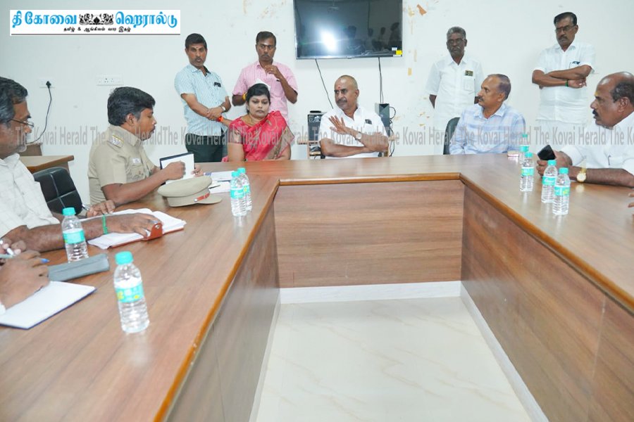 காட்டு யானைகளிடமிருந்து பாதுகாக்கக்கோரி வனத்துறை அதிகாரிகளுடன் ஆலோசனை நடத்திய முன்னாள் அமைச்சர் எஸ்.பி வேலுமணி