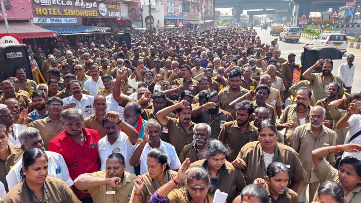 கோவையில் பைக் டாக்சி சேவையை தடை செய்யக்கோரி 400க்கும் மேற்பட்ட ஆட்டோ ஓட்டுநர்கள் போராட்டத்தில் ஈடுபட்டனர்