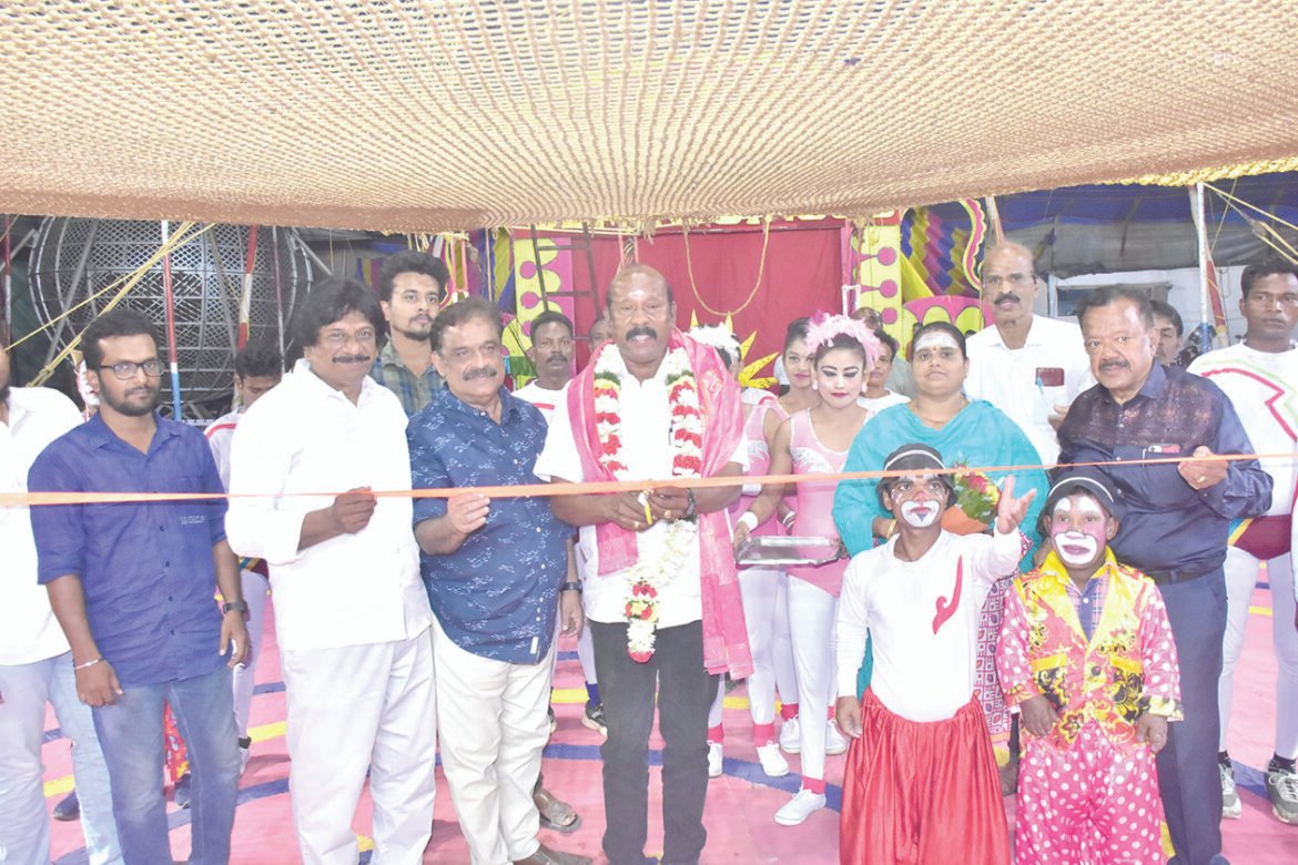 Gemini Circus  opens up in Singanallur