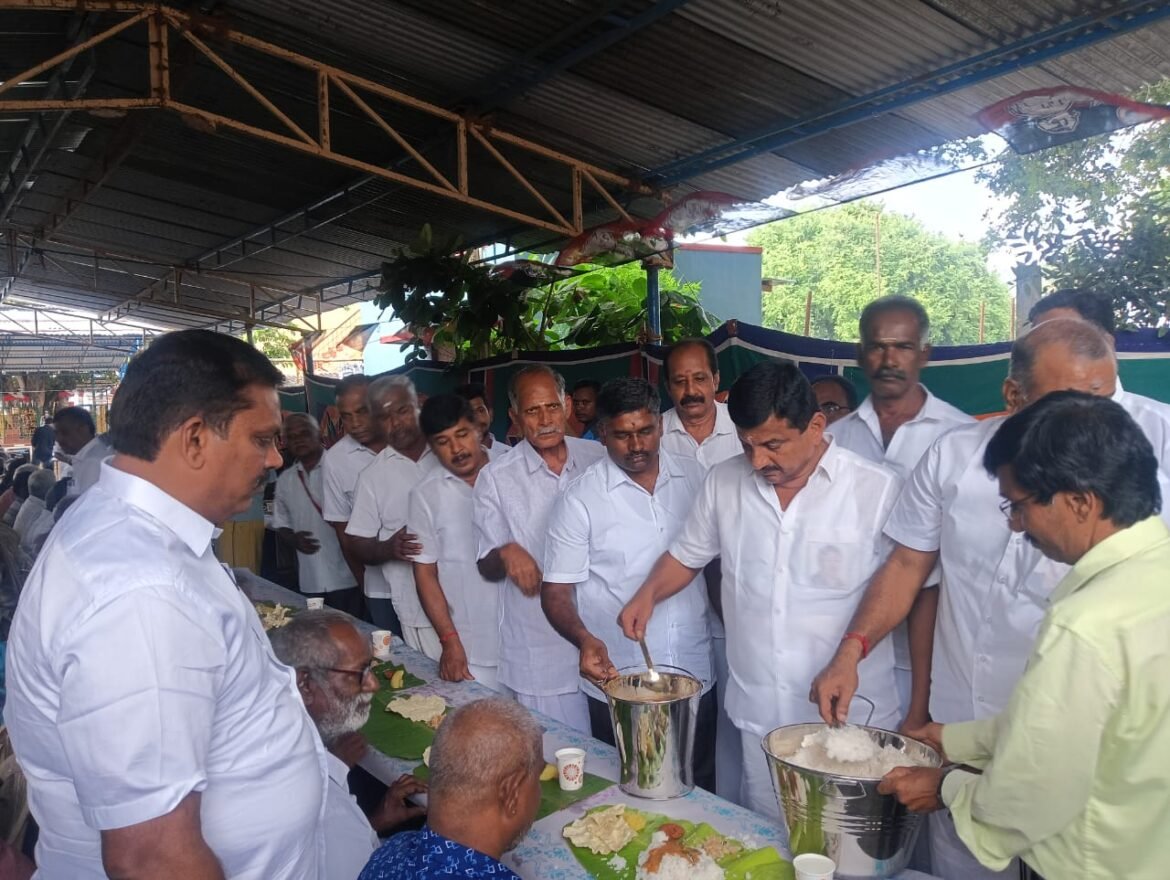 ஜெயலலிதாவின் 8ஆம் ஆண்டு நினைவு அஞ்சலி பொதுமக்களுக்கு அன்னதானம்