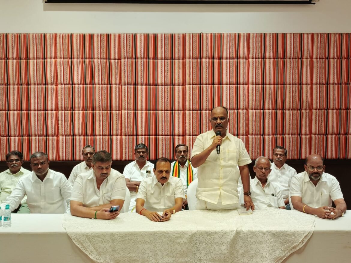 16 ஆயிரம் பெண்கள் பங்கேற்று வள்ளி கும்மி நடனமாடி உலக சாதனை படைத்த நிலையில் அவர்களுக்கு கோவை கொடிசியா மைதானத்தில் பாராட்டு விழா