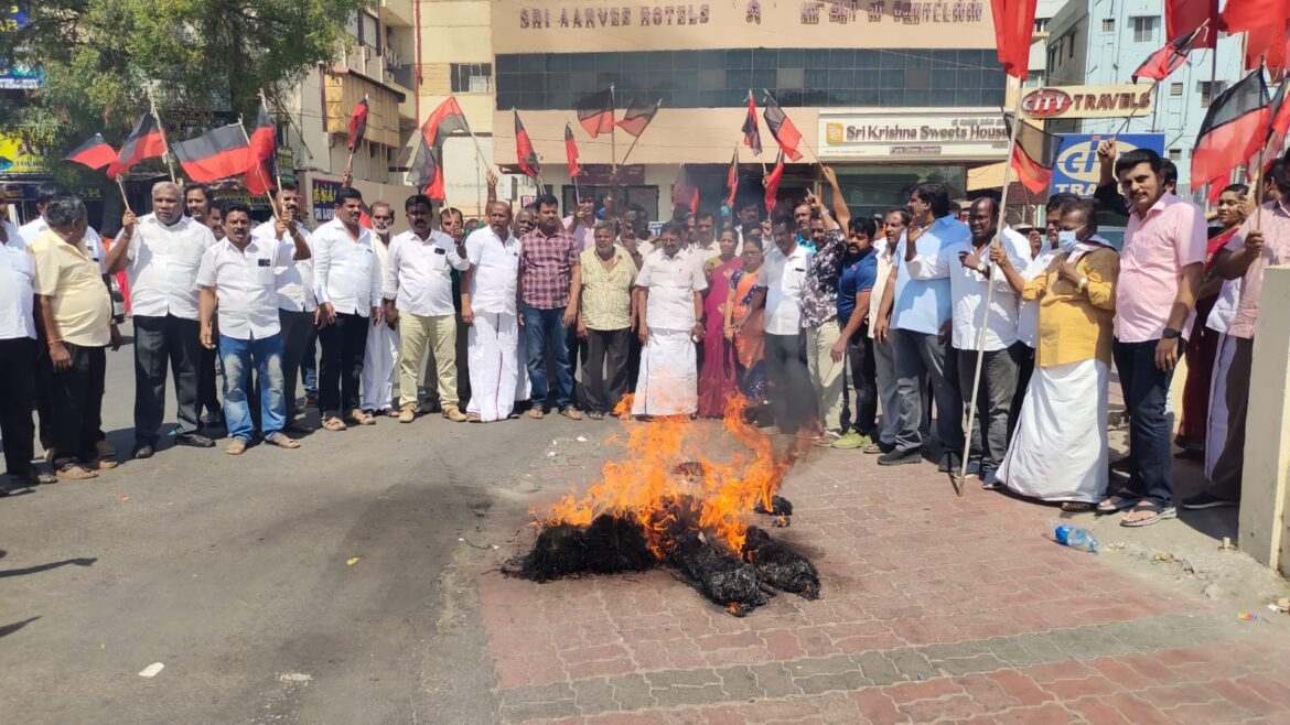 கோவையில் தர்மேந்திர பிரதான் உருவ பொம்மை எரிப்பு