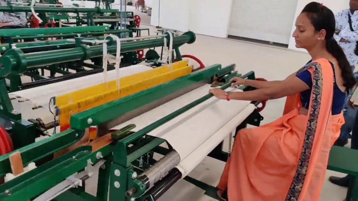 கூலி உயர்வு, மின் கட்டண உயர்வை ரத்து செய்ய வேண்டும் என்பது உள்ளிட்ட கோரிக்கைகளை வலியுறுத்தி கோவை, திருப்பூரில் விசைத்தறி ஆலைகளில் காலவரையற்ற வேலை நிறுத்தம் புதன்கிழமை தொடங்கியுள்ளது.