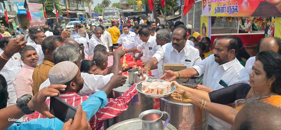 அதிமுக சார்பில் பொதுமக்களுக்கு நீர்மோர் பலரசங்கள்