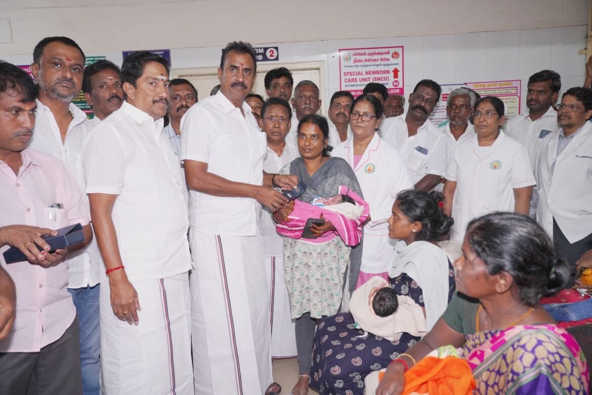 எடப்பாடி பழனிச்சாமியின் 71 ஆவது பிறந்தநாள் – 12 குழந்தைகளுக்கு தங்க சங்கிலி பரிசளித்தார் எஸ்.பி.வேலுமணி