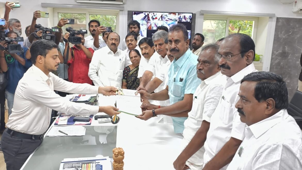 கோவை மாவட்ட ஆட்சியரிடம் மனு அளித்த அதிமுக சட்டமன்ற உறுப்பினர்கள்