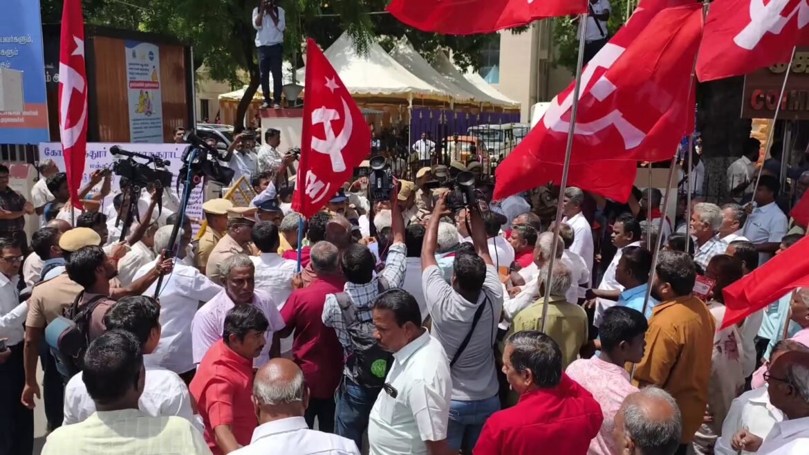 குடிநீர் கட்டண உயர்வு – கோவை மாநகராட்சியை முற்றுகையிட்ட மார்க்சிஸ்ட் கம்யூனிஸ்ட் கட்சியினர்