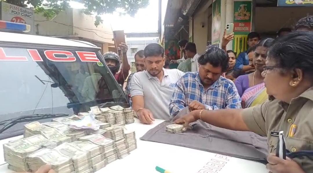 கோவையில் இருந்து பணம், தங்கம் கடத்தல் – மூவர் கைது