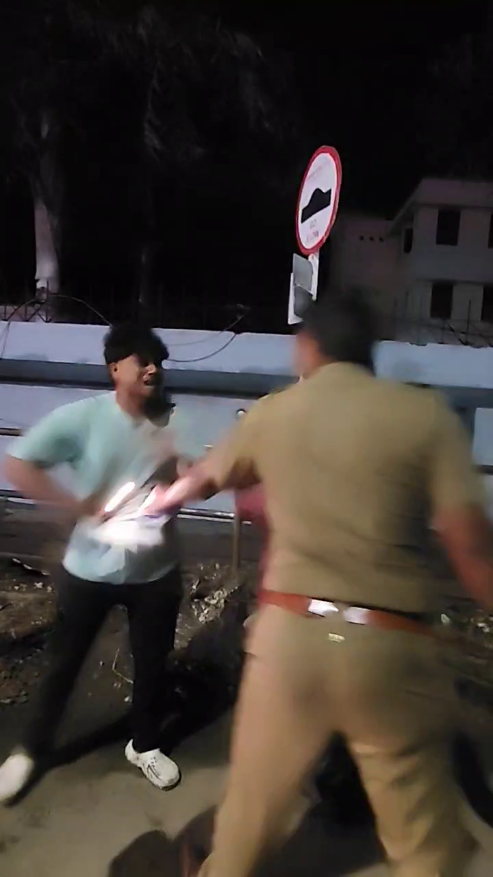 ஹெல்மெட் அணியாத இளைஞரிடம் வாக்குவாதத்தில் ஈடுபட்ட காவலர்
