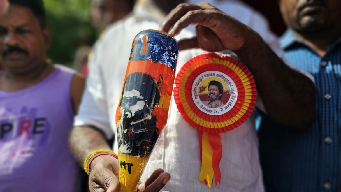 விஜய்யின் 51-வது பிறந்த நாளை முன்னிட்டு, கண்ணாடி பாட்டில் உள்ளே விஜய்யின் புகைப்படத்தை வரைந்து அசத்திய ஓவியர்