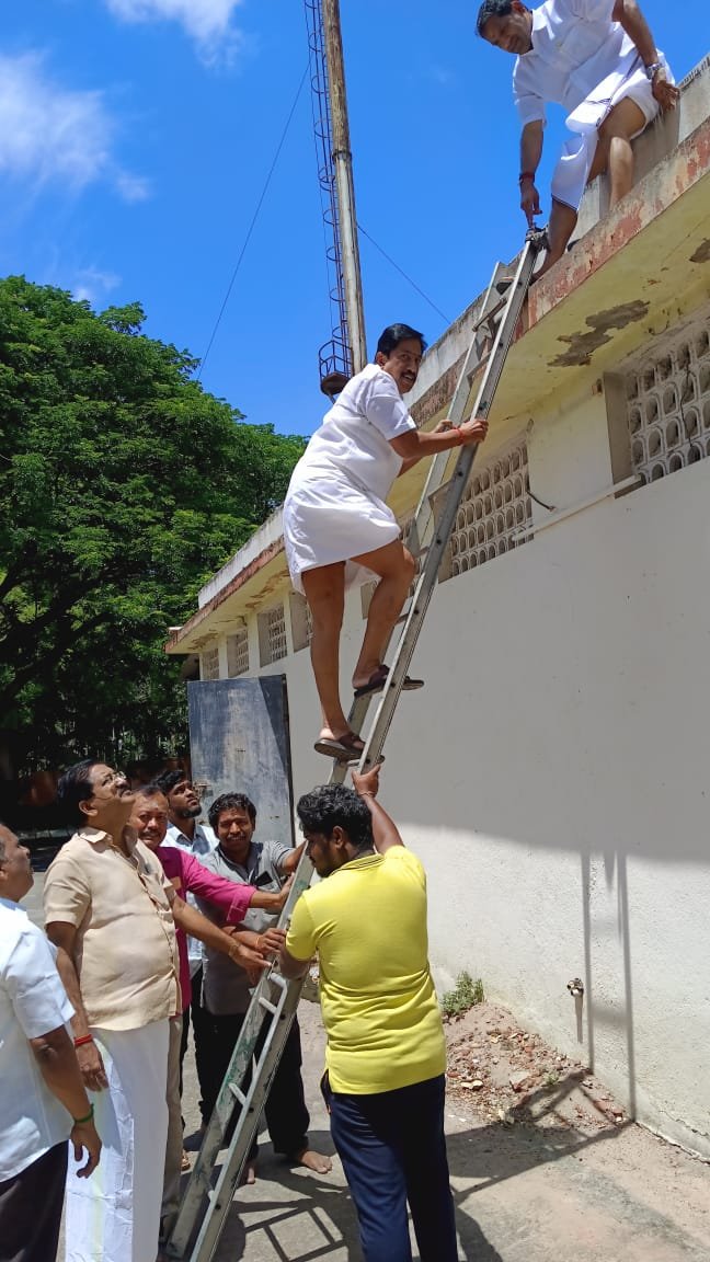 மின் மயானத்தில் மேற்கூறை நீர் கசிவு – ஆய்வு செய்த எம் எல் ஏ கே.ஆர்.ஜெயராம்