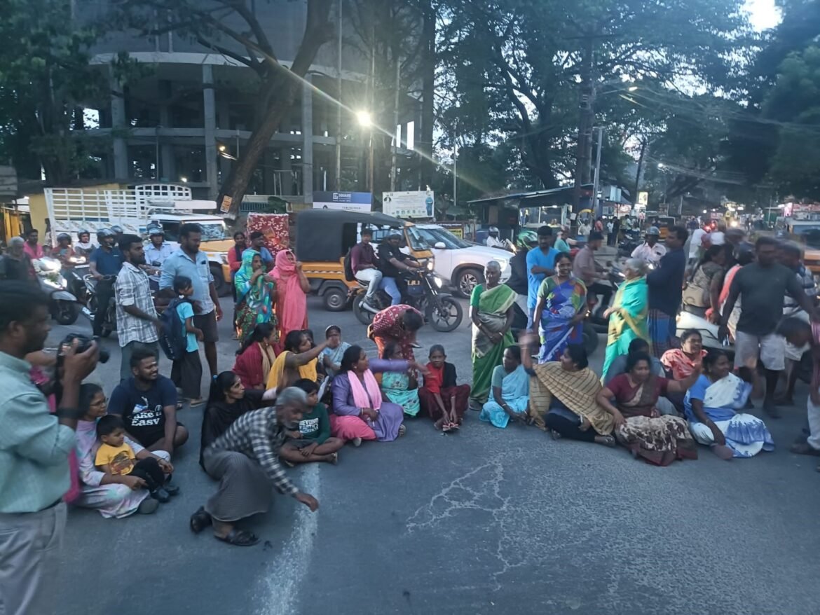 புலியகுளத்தில் ஆக்கிரமிப்பு கடைகளை அகற்றக்கோரி சாலை மறியலில் ஈடுபட்ட மக்கள்