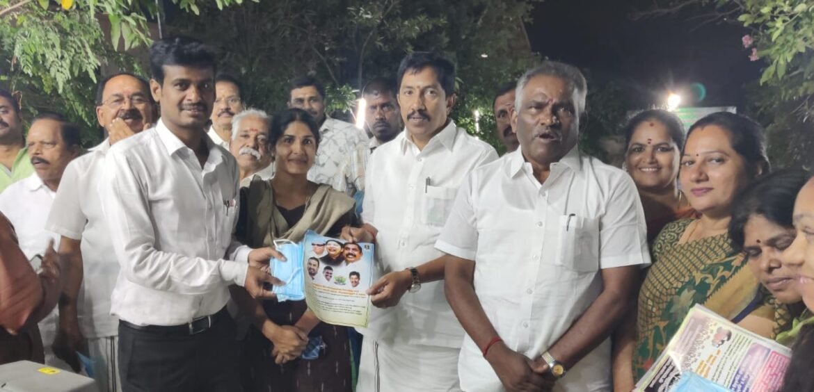 திண்ணை பிரச்சார கூட்டத்தில் சட்டமன்ற உறுப்பினர்கள் கே.ஆர்.ஜெயராம் மற்றும் அம்மன் கே.அர்ச்சுணன்.
