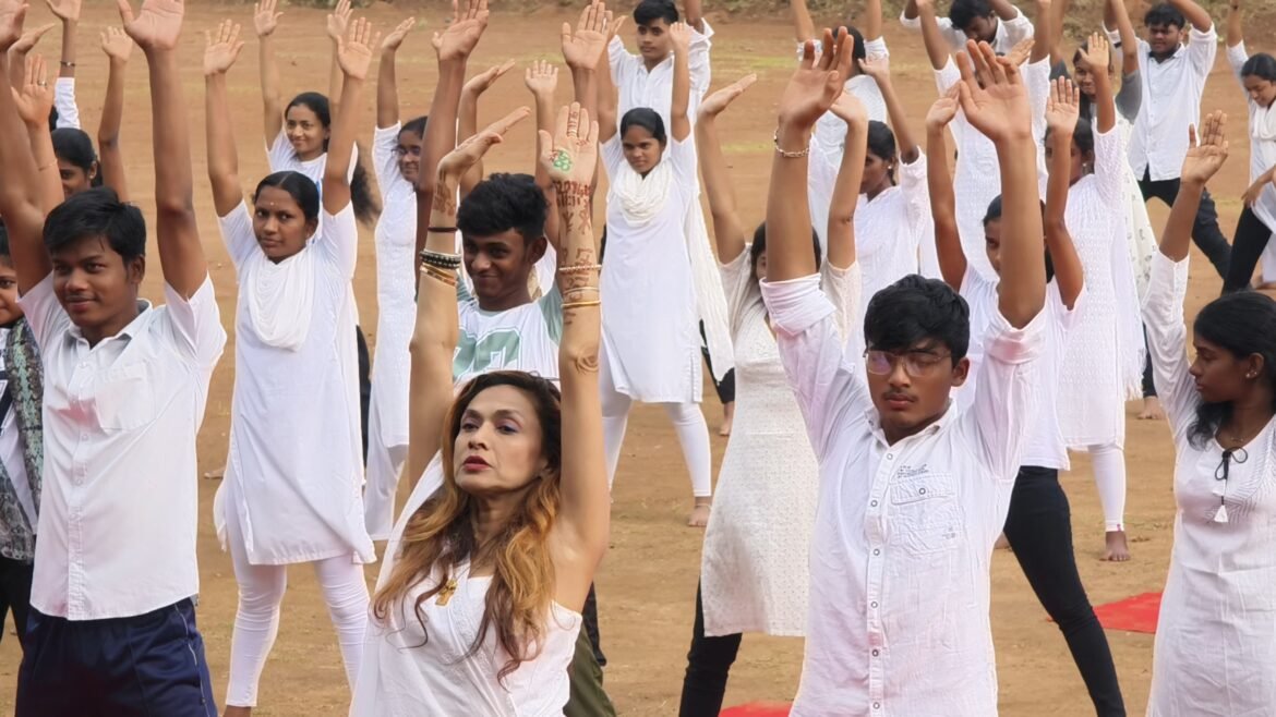 யோகாவும் சுற்றுச்சூழலும் ; நெகிழிக்கு மாற்றாய் கண்ணாடி; விழிப்புணர்வு ஏற்படுத்தும் மாணவர்கள்