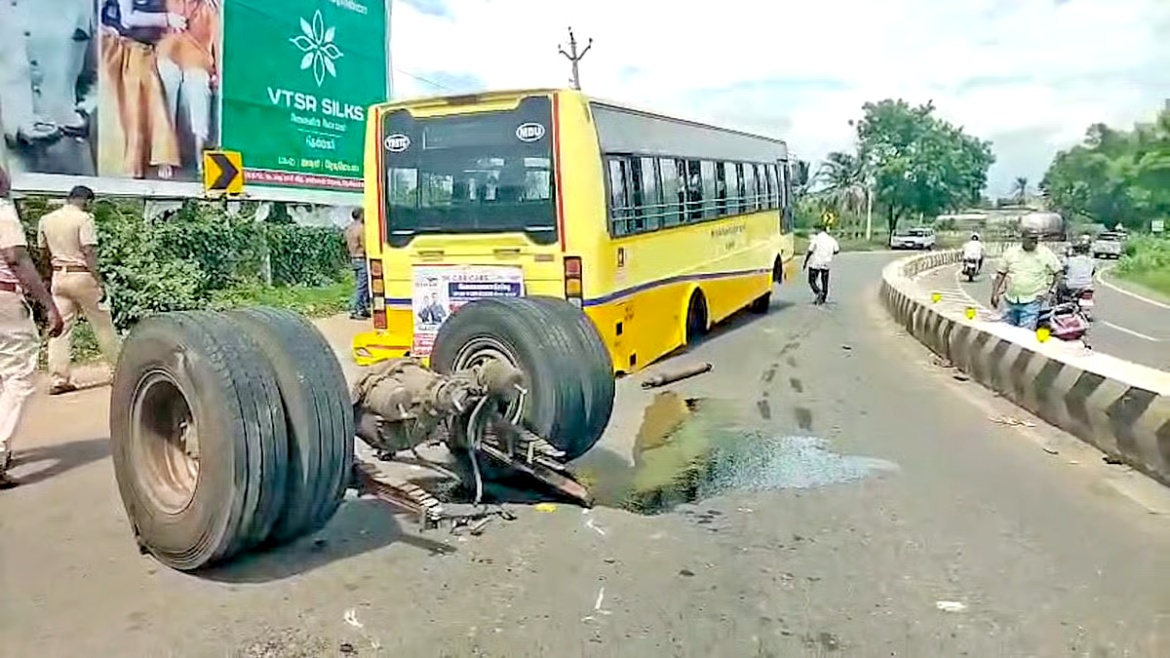 சாலையில் கழன்று ஓடிய அரசு பஸ் சக்கரங்கள்; தென்காசியில் அதிர்ச்சி!