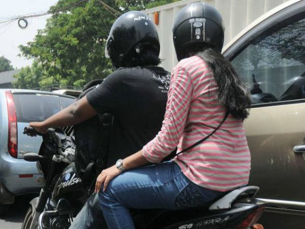 2026 முதல் புதிய இருசக்கர வாகனங்களுக்கு 2 ஹெல்மெட்டுகள் கட்டாயம்: மத்திய அரசின் புதிய உத்தரவு