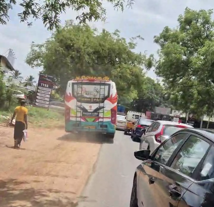சாலையில் சரமாரியாக ஓடிய தனியார் பேருந்து……