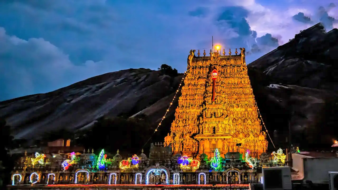 திருப்பரங்குன்றம் முருகன் கோவிலில் லேசர் ஒளி அலங்காரத்தில் ஜொலிக்கும் ராஜகோபுரம் – குடமுழுக்கு விழா முன்னேற்பாடு தீவிரம்